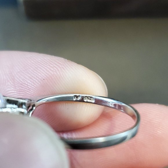 Size 8 925 Sterling Silver Oval CZ With Cluster Accents Ring - Picture 4 of 7